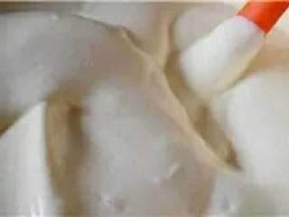 7、肉松卷,再倒入全部蛋白糊中切拌均匀，用手抽比较方便！这个面糊拌好后是非常细腻的哦