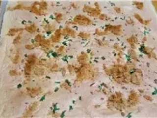 10、肉松卷,出炉震一下，过几分钟后倒扣脱模。脱模的时候，烤网垫一张油纸，蛋糕片直接倒扣在油纸上，有肉松的那面凉一下涂上芝麻沙拉汁