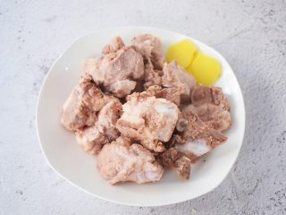 2、猪骨山药汤,猪骨斩成小块，放入锅中，加入清水，大火烧开后捞出浮沫，再捞出猪骨用清水冲洗干净，姜切片