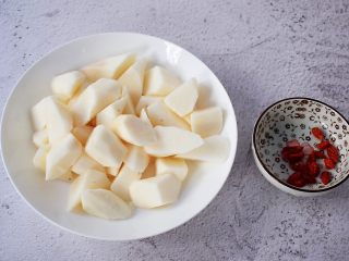 6、猪骨山药汤,山药去皮洗净切成小块，枸杞洗净备用