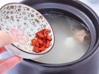 8、猪骨山药汤,出锅前5分钟加入枸杞