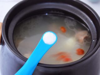 9、猪骨山药汤,再根据个人口味加入盐调味即可