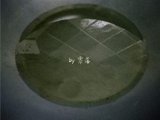 6、水煮带鱼,锅里倒入适量植物油；油量比平时炒菜的油量多一点；