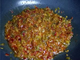 10、水煮带鱼,再放入酸菜炒香；