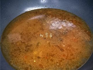 11、水煮带鱼,倒入两大碗清水；