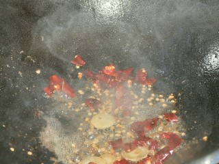 8、干锅茶树菇,加辣椒炒至微糊。