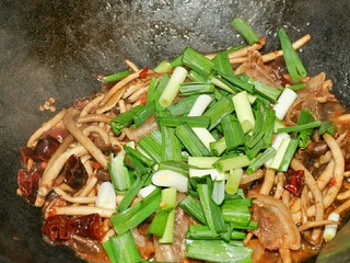 13、干锅茶树菇,最后加蒜苗，放少许盐调味。