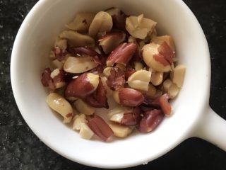 3、鸡丝凉面,花生碾碎（不碾碎也可以）