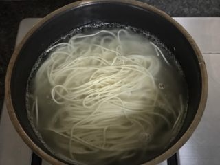 5、鸡丝凉面,放入面条