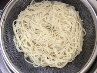 7、鸡丝凉面,捞出过凉水，沥干水分