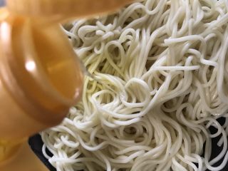 8、鸡丝凉面,加一点点橄榄油拌匀