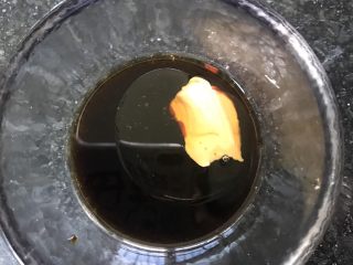 14、鸡丝凉面,加一点花生酱拌匀