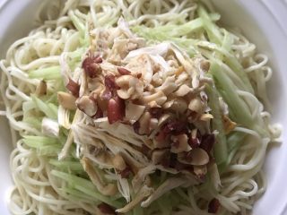 18、鸡丝凉面,撒上花生碎