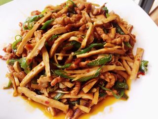 14、香辣豆腐干炒肉丝,拿到阳台上拍一张，然后开饭咯！