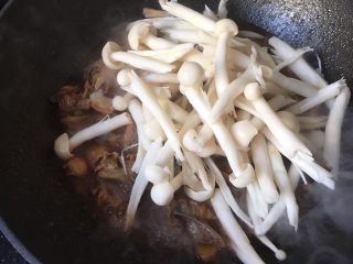 11、家常鸡公煲,等鸡焖煮差不多的时候加白玉菇