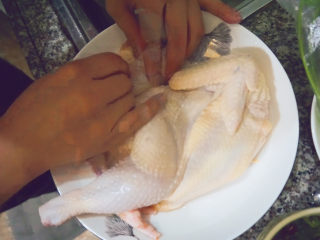 5、白切鸡,拿牙签在鸡肉身上时间插洞（蒸鸡时使肉质更紧致）