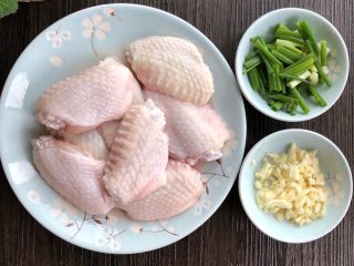 1、薯片鸡翅,食材准备