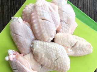 2、薯片鸡翅,鸡翅正反各划两刀