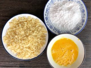 4、薯片鸡翅,腌制鸡翅的时候，准备自己喜欢的薯片揉碎，2个鸡蛋打散、淀粉半碗