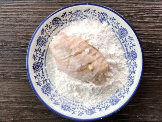 5、薯片鸡翅,鸡翅依次裹淀粉