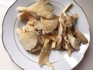 1、软炸鲜蘑,平菇洗净，攥干水分