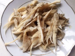 2、软炸鲜蘑,撕成小片（也别太小了，太小就会没有口感）