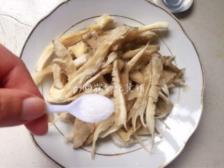 3、软炸鲜蘑,加1g盐先腌制十分钟左右