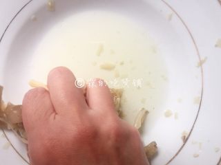 4、软炸鲜蘑,随后再次攥干水分