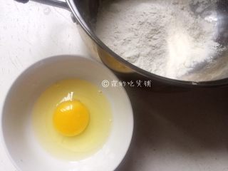 6、软炸鲜蘑,准备面糊糊，加一个鸡蛋