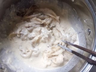 10、软炸鲜蘑,把平菇倒进去拌匀