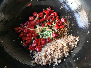 10、干煸芸豆,把炒好的肉末置于锅内一边，在锅底油处下入葱姜和干辣椒麻椒爆香。
