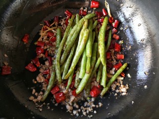 12、干煸芸豆,全部炒香后倒入煸过的四季豆。