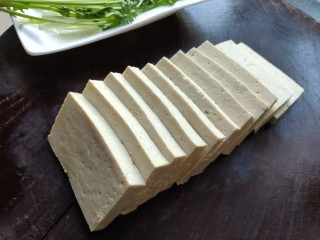 1、铁板豆腐,豆腐一块切成长方形的豆腐块，厚度大约一厘米左右。