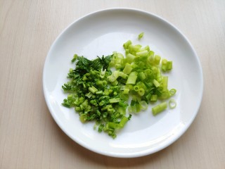 2、铁板豆腐,切少许的香葱和香菜碎。