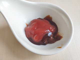 4、铁板豆腐,加入一勺番茄沙司，喜欢番茄口味的可多加点。
