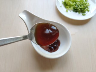 5、铁板豆腐,加入蚝油。