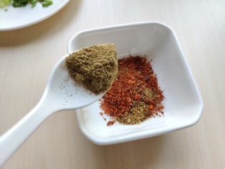 7、铁板豆腐,加入少许胡椒粉和孜然粉。