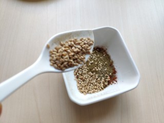 8、铁板豆腐,加入少许熟芝麻拌匀。