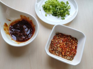 9、铁板豆腐,准备好的料放一边备用。