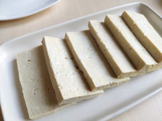 10、铁板豆腐,淀粉不用太多，每块豆腐表面薄薄一层就可以。