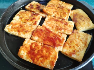 13、铁板豆腐,两面都煎好后，把火调到最小，刷上提前调好的酱料。