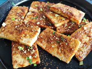 15、铁板豆腐,最后撒一把小葱香菜碎。