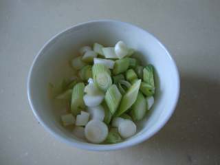 1、青蒜炒牛肉,青蒜分成两部分，根部切片，叶部切段