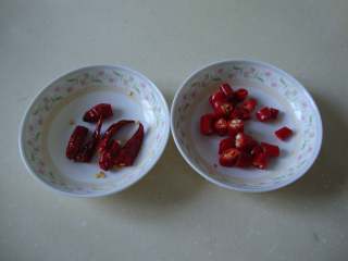 2、青蒜炒牛肉,干辣椒和小米椒改刀