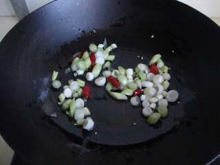 7、青蒜炒牛肉,底油爆香青蒜根和干辣椒