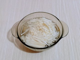 3、酸甜开胃~番茄金针菇冬瓜汤,用开水洗干净!