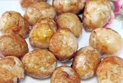 6、虎皮鹌鹑蛋红烧肉,炸出虎皮后捞出备用