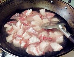 8、虎皮鹌鹑蛋红烧肉,放入冷水锅里。在水快煮开还未完全开时捞出肉块，这时肉块表面很干净，不会沾上肉沫杂质