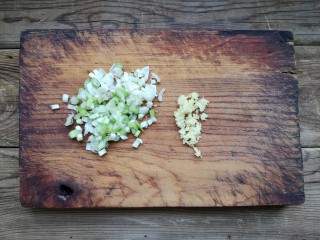 2、重庆红油抄手,葱姜洗净去皮切末。