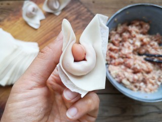 7、重庆红油抄手,再按图示将两个角交错。